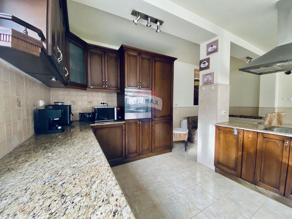 Къща с пет спални, камина, басейн и гараж за продажба, град Балчик, Я