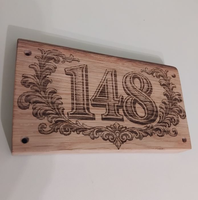 Placă din lemn cu număr pentru casă – stil rustic, gravată