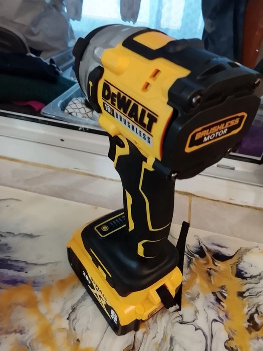 Impact pentru înșurubat DeWalt DCF 922 cu o baterie de 6A NOU