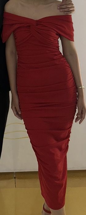 Продам вечернее платье с открытыми плечами,