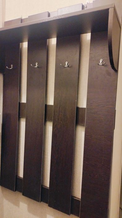 Стол кухонный и три табуретки