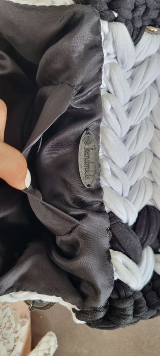 Ръчно плетена чанта през рамо в черно и бяло