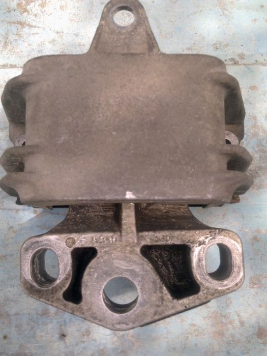 тампон двигател за фолгсваген шаран 2003г.