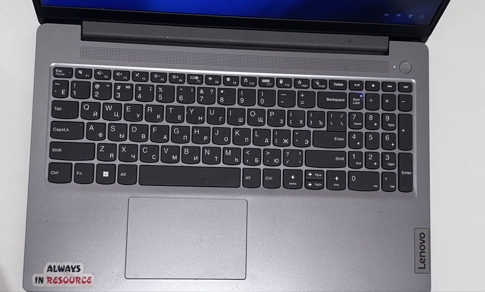Lenovo IdeaPad Slim 3 15IAH8