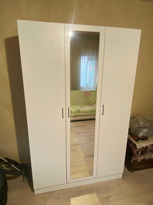 Шкаф белого цвета с зеркалом