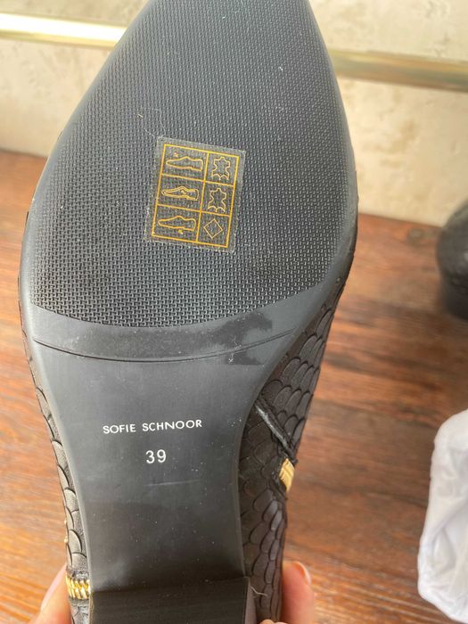 Боти Италия и Oбувки-сандали официални GUESS