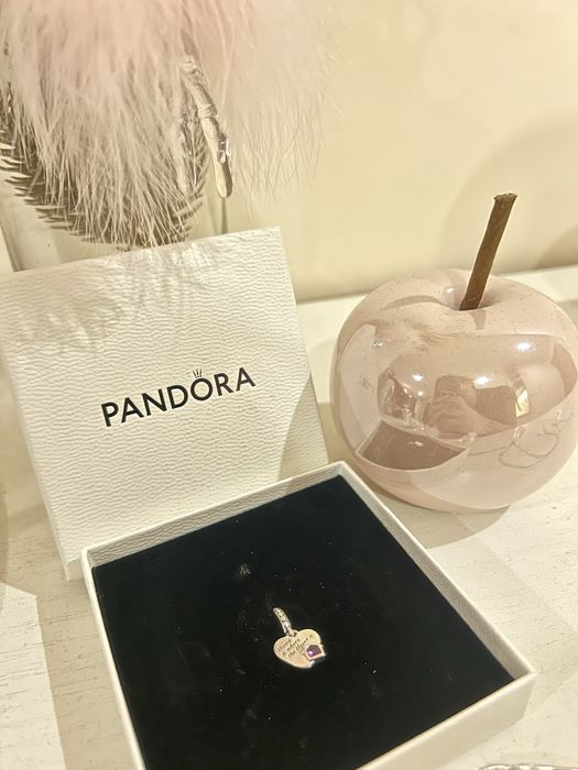 Сребърен талисман Pandora с камъче