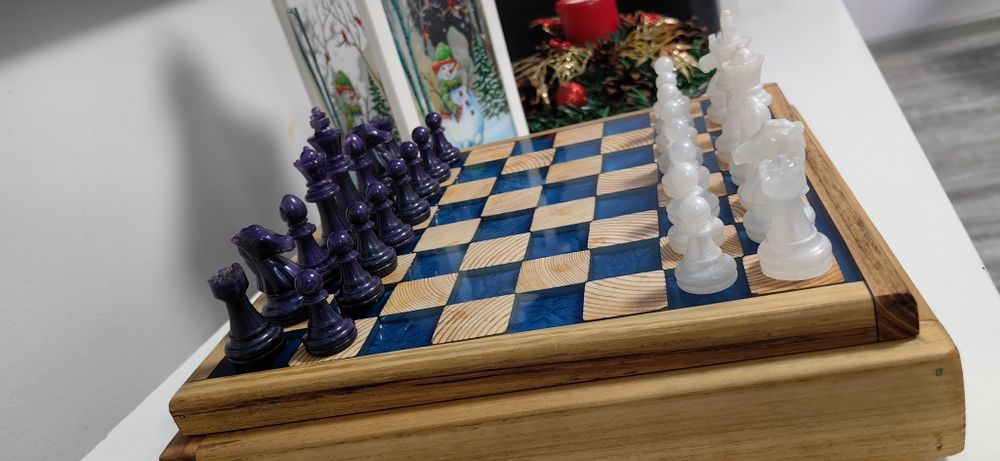 ШАХ - дърво (масив) и епоксидна смола, с LED осветление