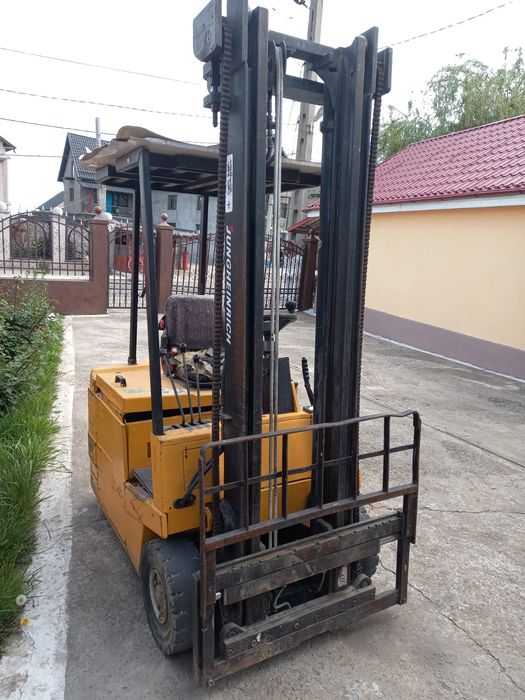 Vând catarg de stivuitor în stare foarte bună fără scurgerii de ulei.