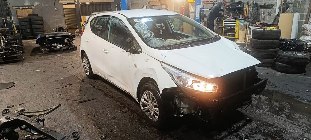 Dezmembrari / Dezmembrez Kia Ceed (JD) 1.4 CRDi D4FC cutie viteze manuala cod culoare Tricoat White Pearl