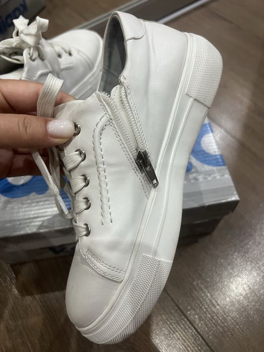 Белые кеды/кроссовки на девочку!