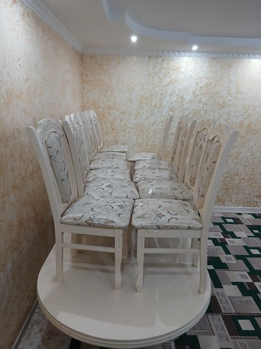 Продаётся стол и стулья