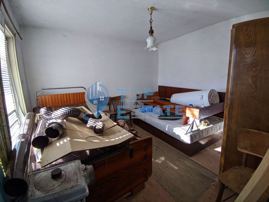 Двуетажна тухлена къща в Еленския балкан