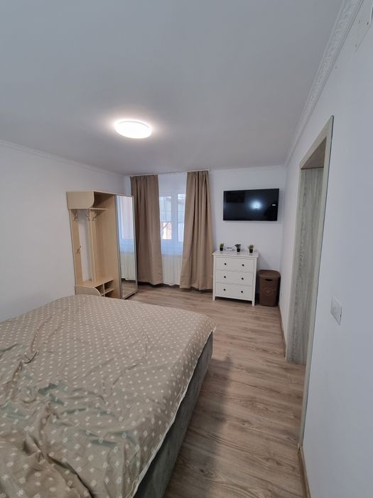 Închiriez casa la curte zona centrala