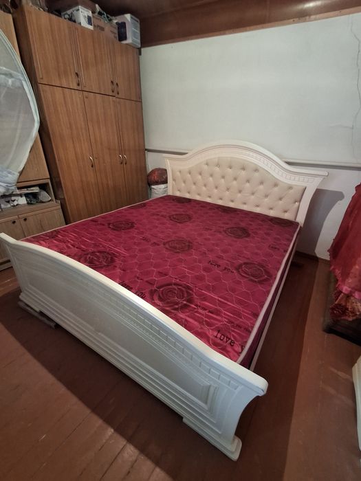 Двуспальный кровать сатылады.