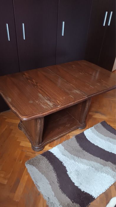 Масивна дървена маса