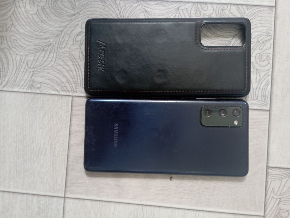 Продам Самсунг s20fe у хорошем состоянии