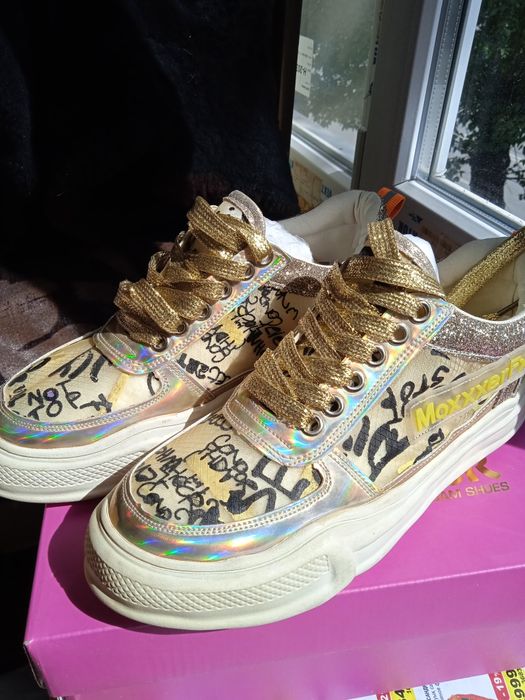 Кроссовки женские новые