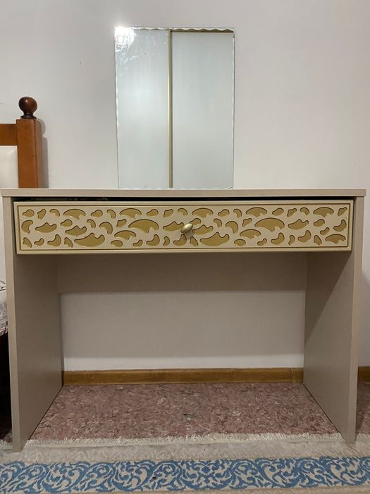 Продам туалетный столик