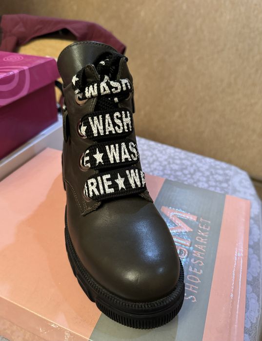 Продам осенние ботинки новые