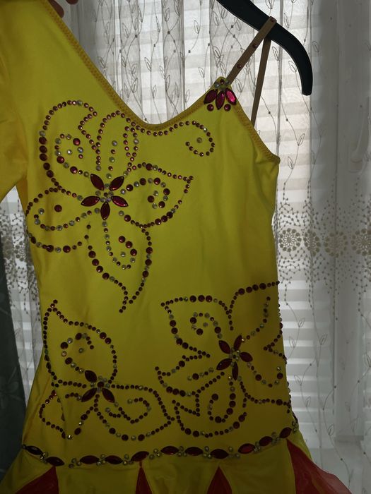 Желтое платье на девочку