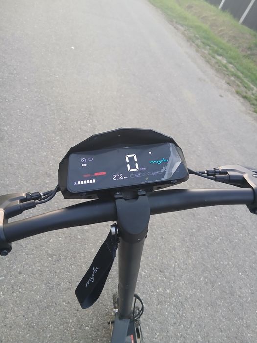 Vând trotineta electrica cu tot cu casca