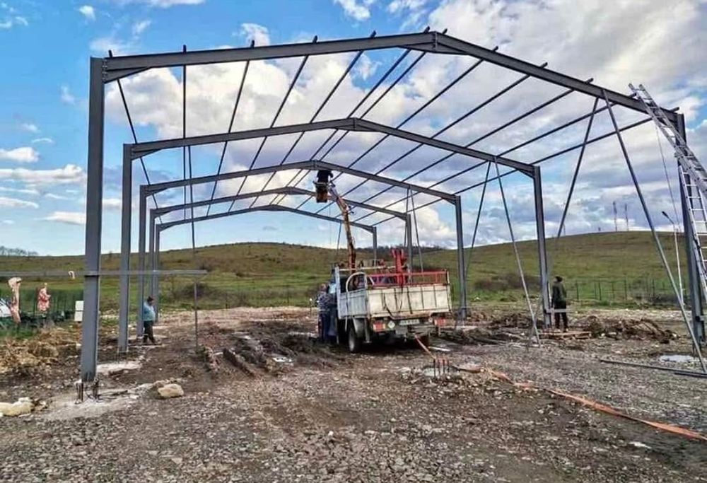 Vand hala pe structura metalica destinata pentru servicie auto,stație