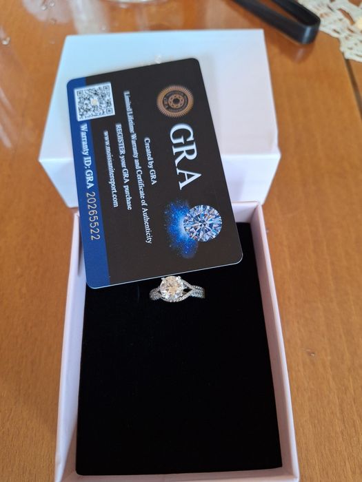 Сребърен пръстен с два карата моисанит