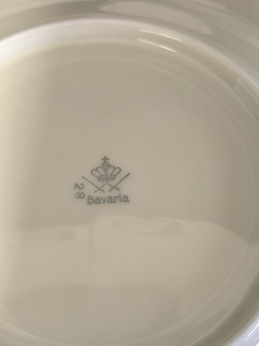 Чинии от фин порцелан със златен кант в отлично състояние