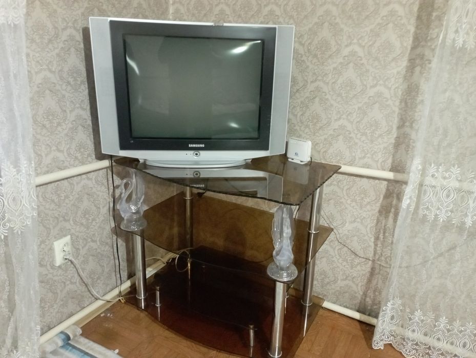Ппродам телевизор вместе с подставкой