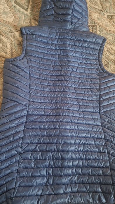 Продаю безрукавку с капюшоном