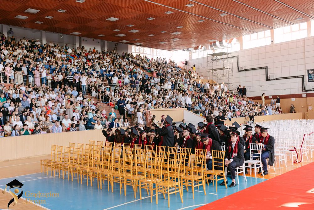 Închiriere Scaune Chiavari Albe și Aurii – Evenimente Constanța