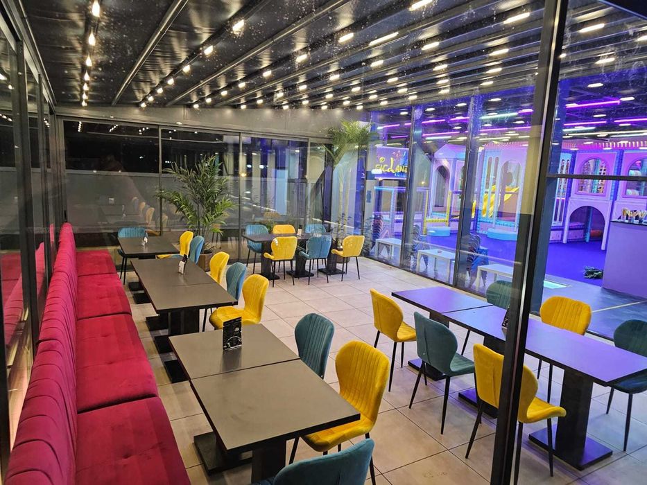 Mese, fotolii, bar, cafenea. restaurant, bistro, pizzerie, fast food