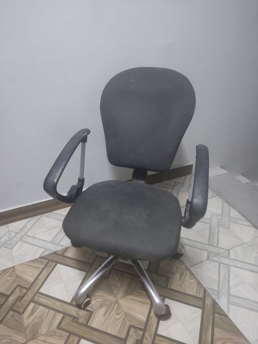 Чёрное офисное кресло