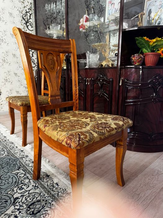 Стол со стульями