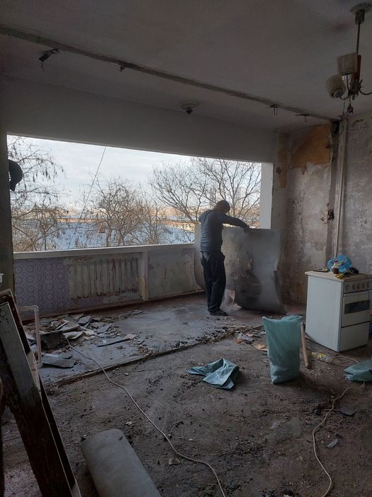 Делаем демонтаж квартира подготавливаем к ремонту копаем подвал