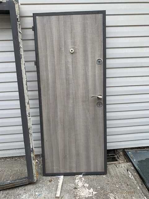 Vand usa metalica 500 lei