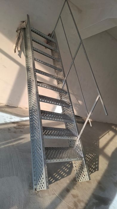 Confectionam scarii metalice zincate exterioare și pentru incendii , platforme, podete si balustrazi profesionale la cererea clientului . Asiguram tra