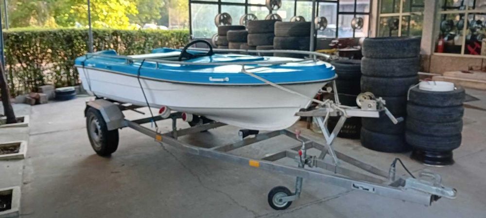 Лодка с двигател