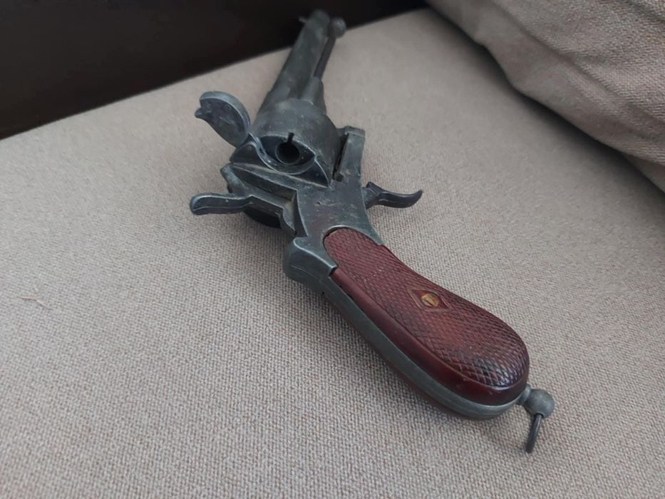 Vând un revolver vechi decorativ