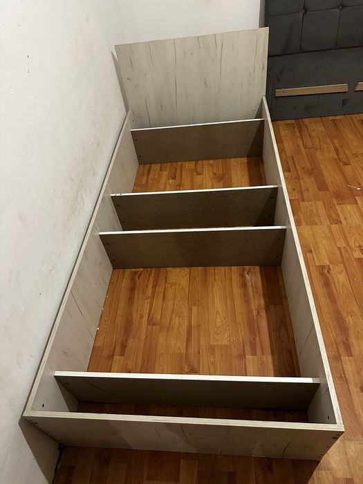 Vand schelet de pat 1 persoană