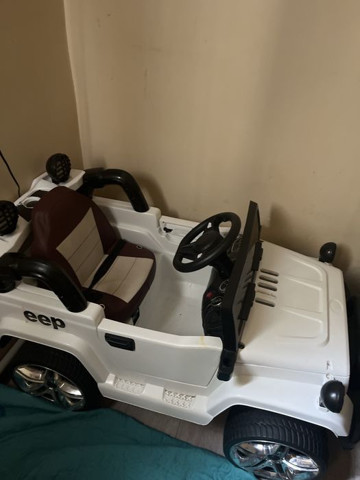 Машина Jeep белый