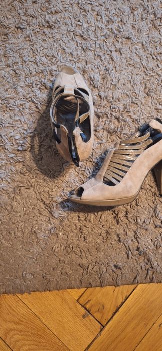 Pantofi cu toc, cu barete, bej, marime 37, stare buna