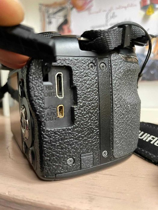 Aparat foto Fujifilm FinePix S4200 Black impecabil + card de memeori 8GB