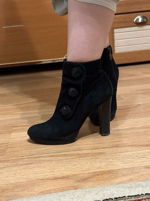 Ботильоны чёрные.