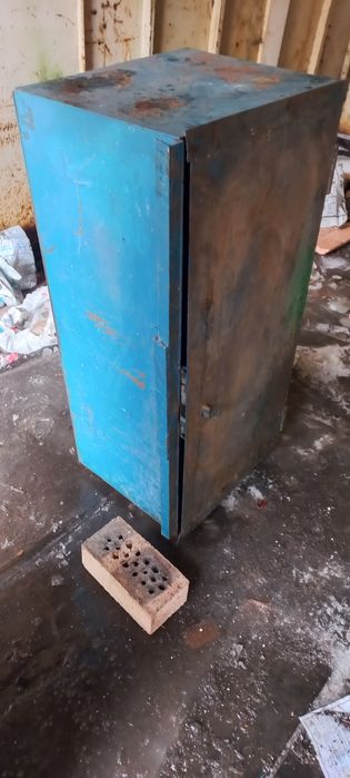 Продам 2 сейфа(железные)