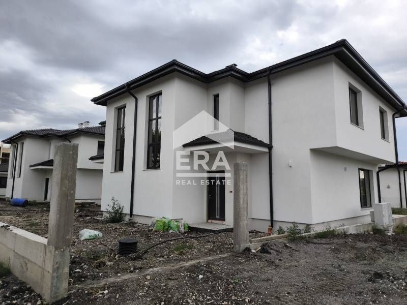 Готови еднофамилни двуетажни къщи в затворен комплекс в кв. ,,Младежки