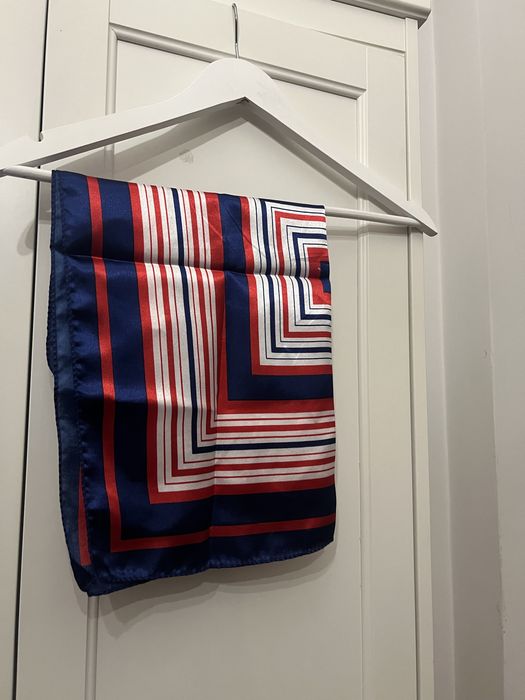 Eșarfă satin albastră cu roșu pătrată 50 cm x 50 cm bandană old money