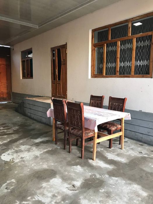 Yuqori Chirchiq Yangibozorda uy sotiladi 5 yarim sotik