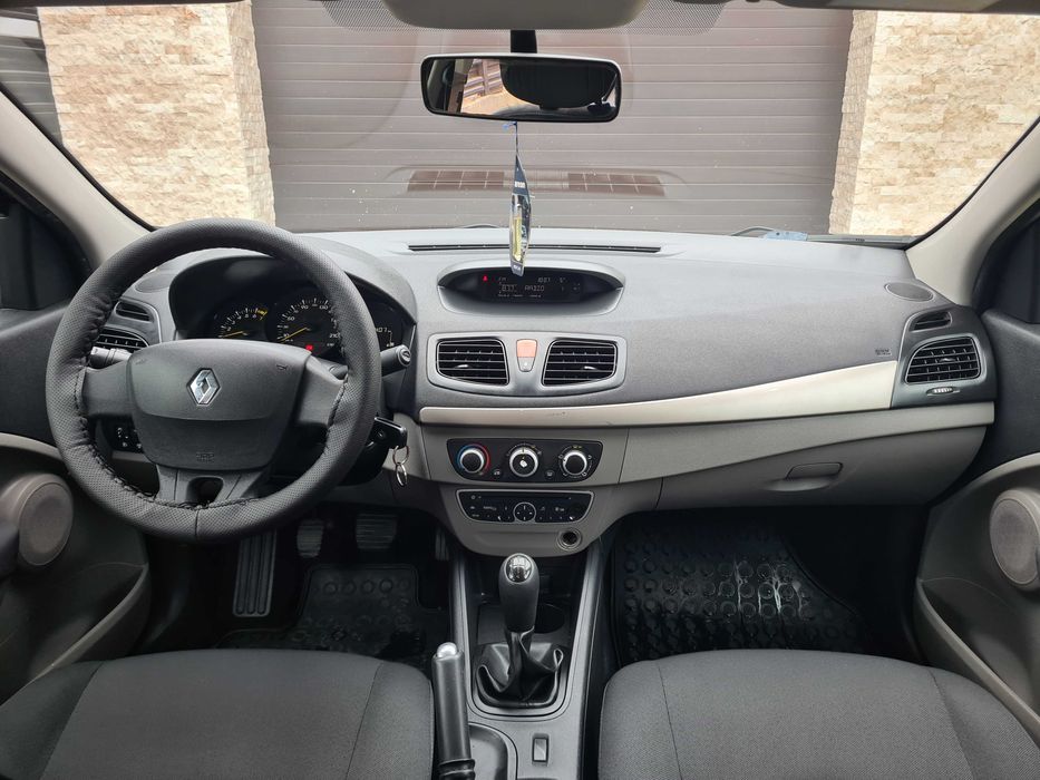 Renault Fluence. an 2010 luna 6, 1.6 16V, benzina, 181000 KM REALI